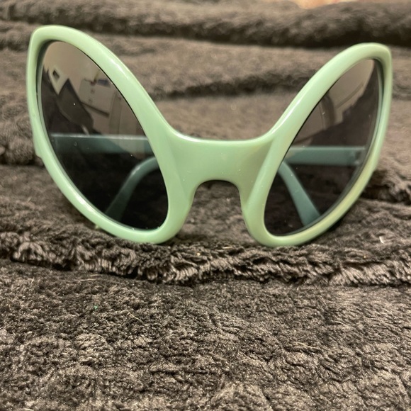 SHEGLAM ALIEN 👽 SUNGLASSES - Picture 5 of 6